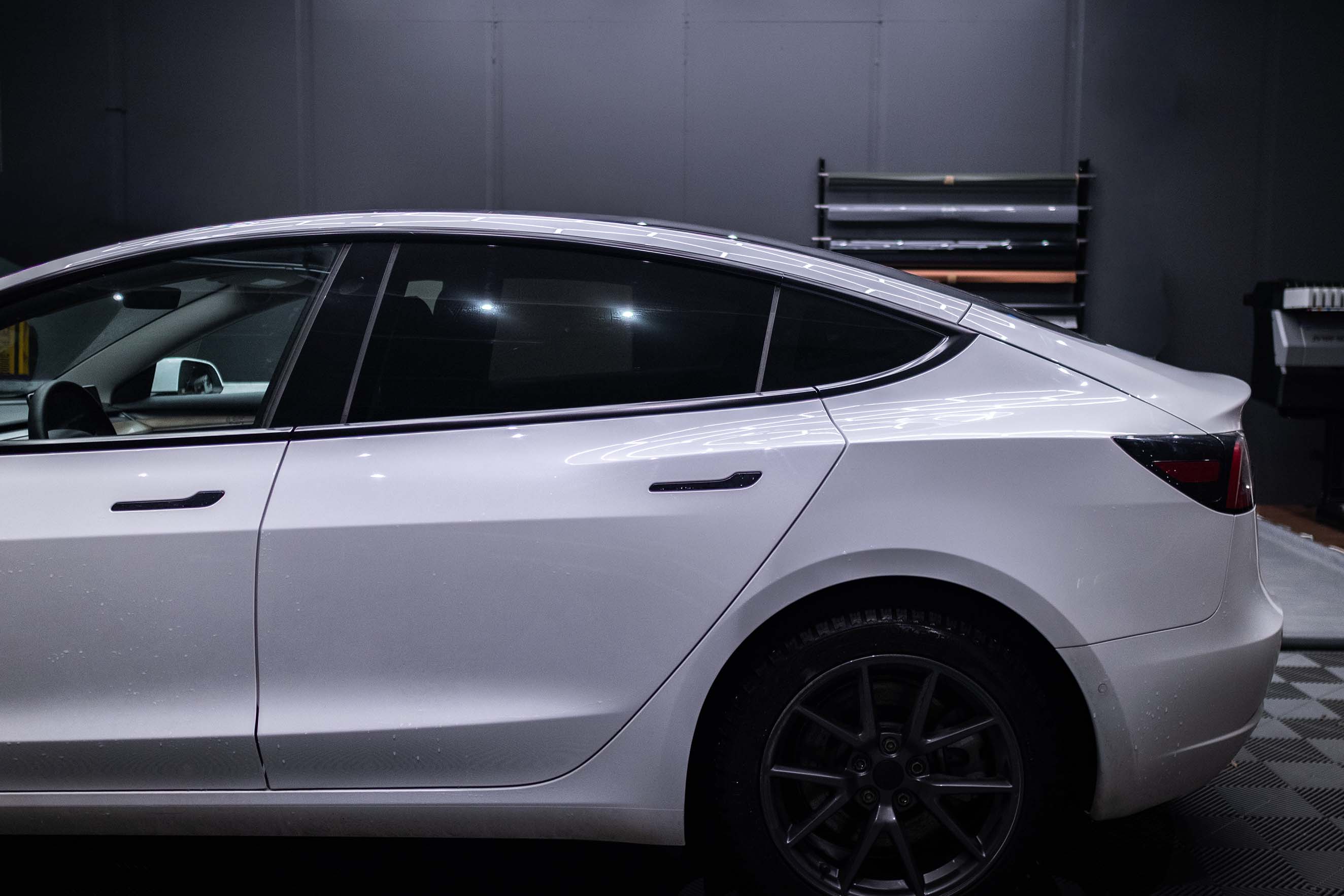 Teslan lasien tummennus Mikkelissä