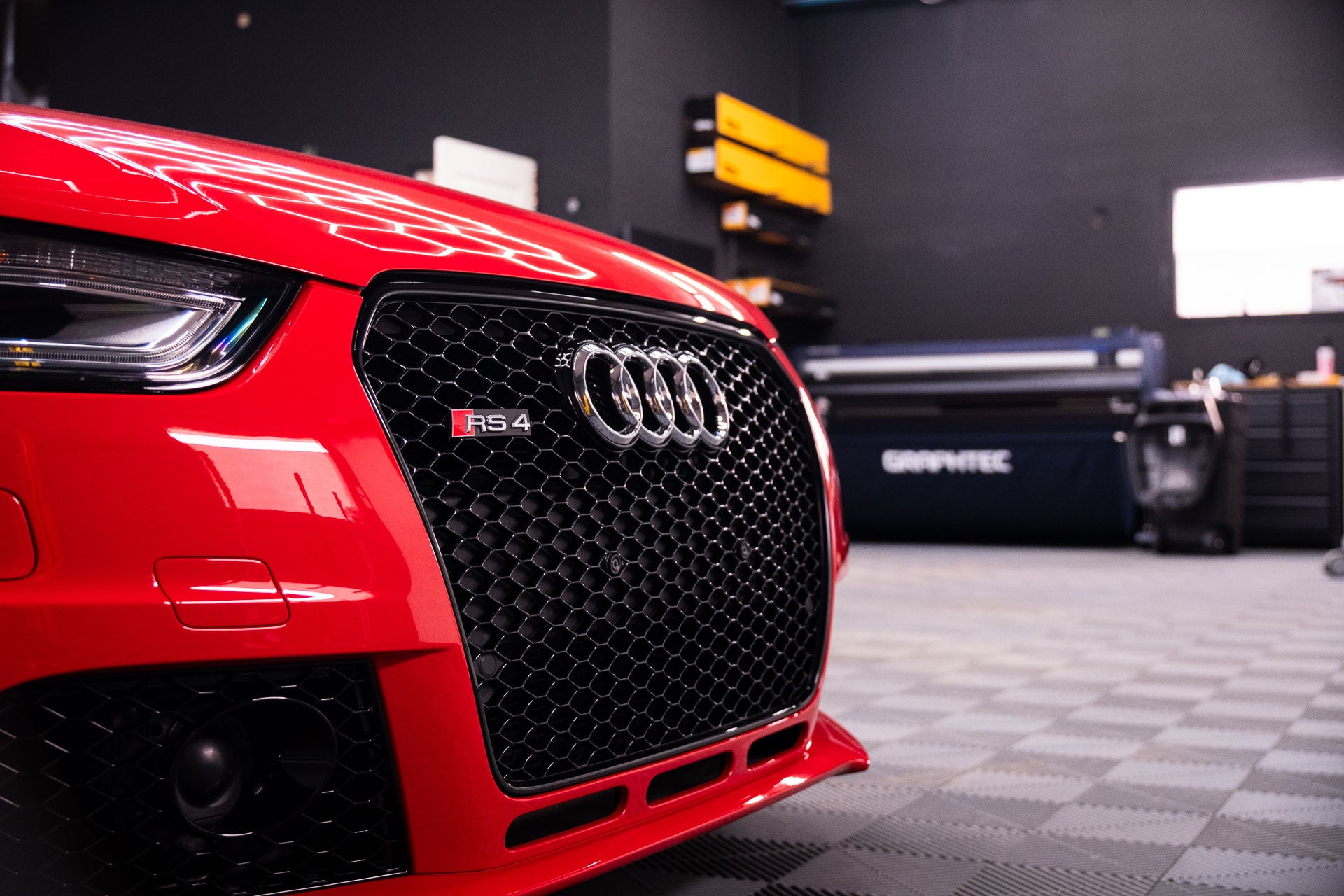 Punainen Audi RS4 PPF-kiveniskuteippaus koko keulaan